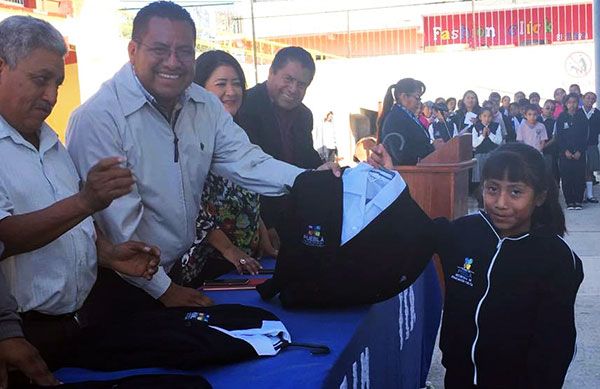  Entrega Rolando Artero uniformes escolares