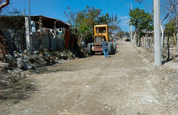 Arranca pavimentación de calle en Cuayuca  
