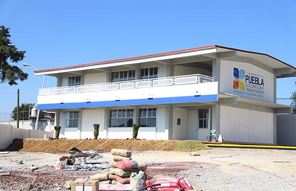 Avanza construcción de aulas en colonia marginada