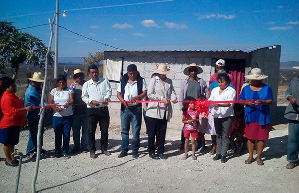 Alcaldesa de Tepexi entrega apoyos para vivienda