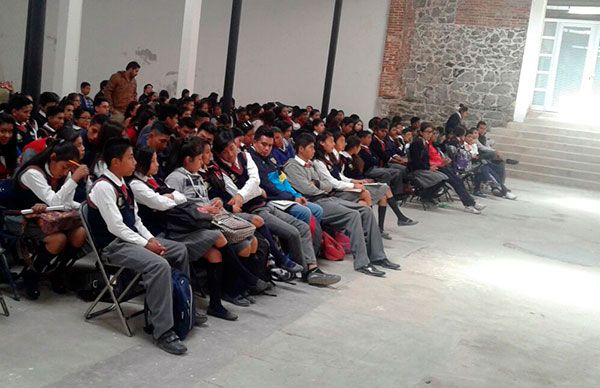  Estudiantes analizan sobre su papel en la política