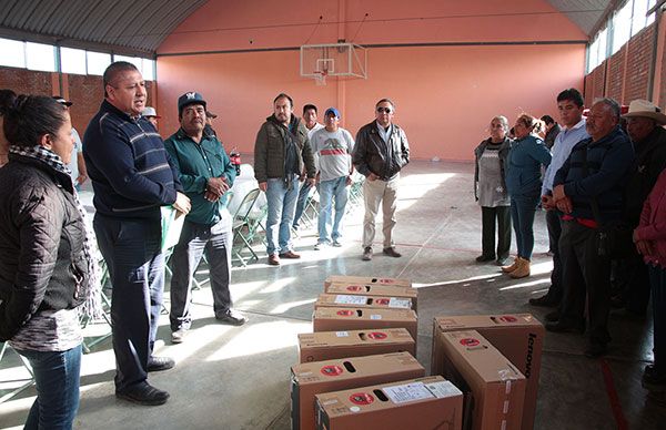 Entrega comuna computadoras en Chalchihuapan