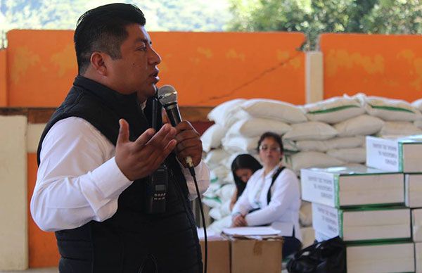 Entregan paquetes tecnológicos a productores de café de Huitzilan