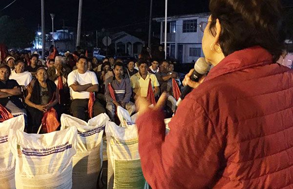 Edith Villa entrega fertilizante a campesinos