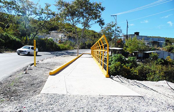  Construyen andador en Tepexi  