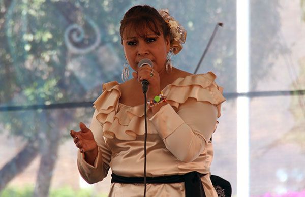 Antorcha cultiva el arte y la cultura: Cantante en libre campesino popular