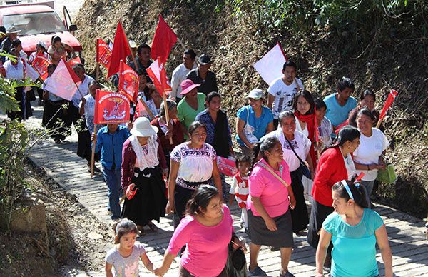 Construyen andador en Ahuacatlán