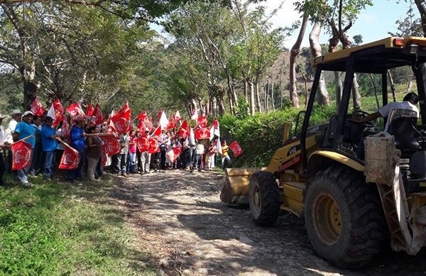 Gracias a los diputados antorchistas, realizan obra en Tepetzintla