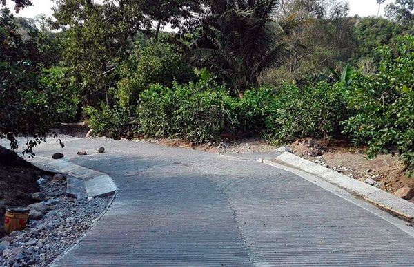  Gracias a los diputados antorchistas restauran carretera en Hueytamalco