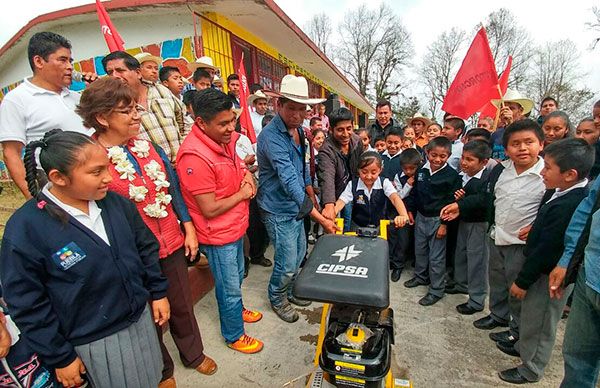 Construyen techado en primaria de Zacacoapan