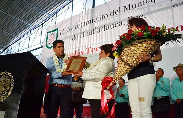   Reconoce ayuntamiento de Huatlatlahuca trabajo de Hersilia Córdova