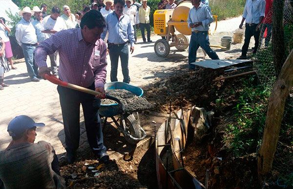  Inician pavimentación de calle en Naupan
