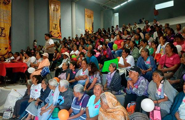    Festejan a la mujer en Ahuatempan