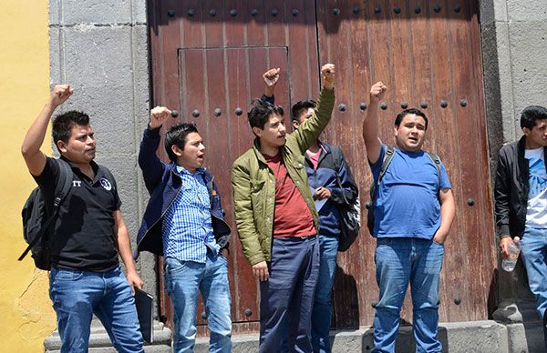 Estudiantes exigen solución a demandas