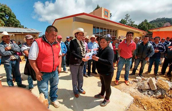 Edith Villa apoya la educación