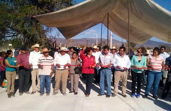 Edith Villa lleva obras a Atexcal  