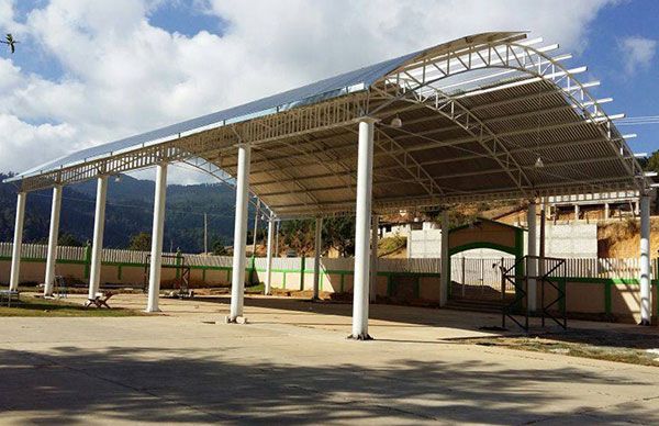 Continúan los trabajos de un techado en agencia de Nundaco