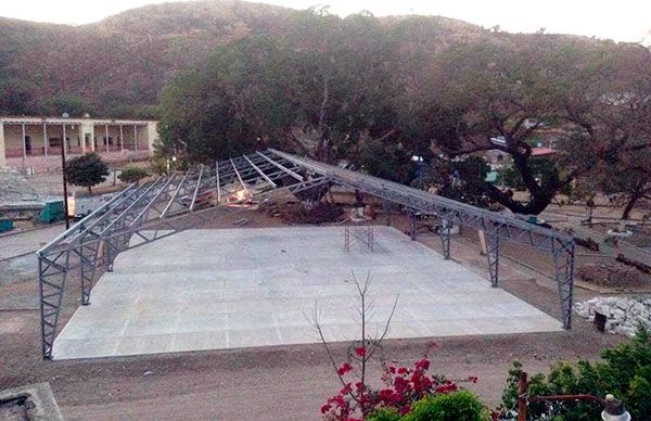 Construyen techado en Cuayuca de Andrade