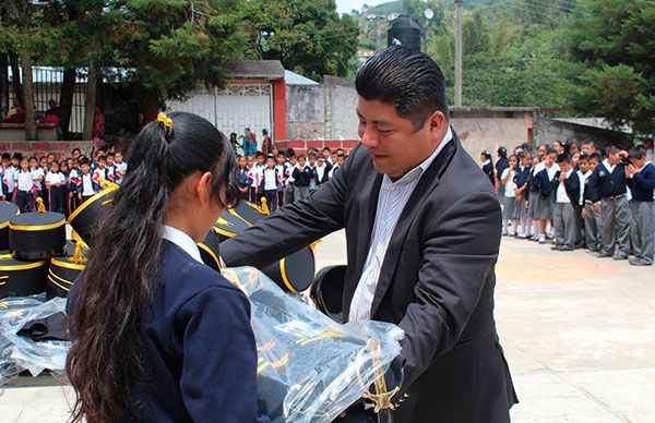 Entregan uniformes para banda de guerra de primaria Niños Héroes