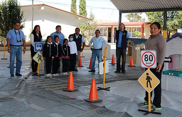 Brindan educación vial a niños de Malacatepec