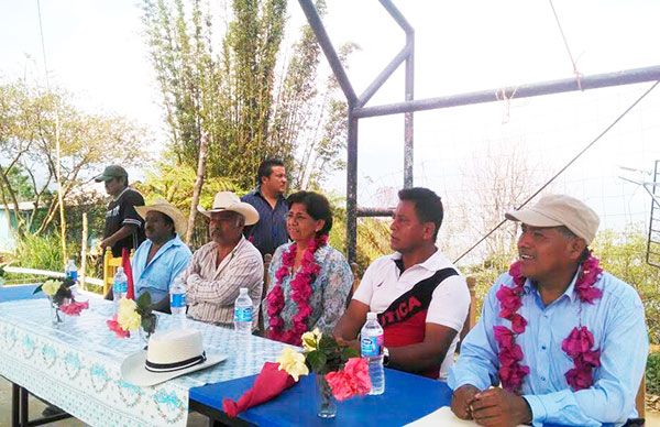 Construyen techado en Chimalhuaca