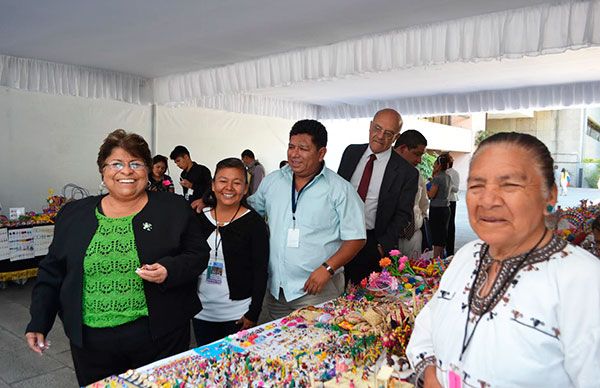 Inaugura diputada exposición artesanal en San Lázaro