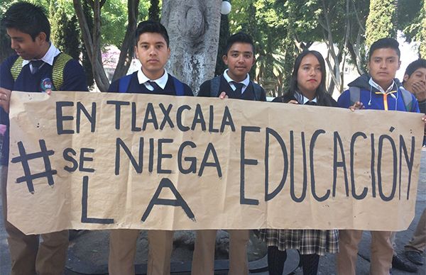 Denuncian estudiantes a Marco Mena