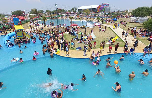 Vacacionistas disfrutan del Parque acuático El Chimalhuache