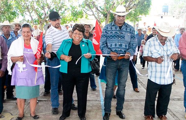 Inaugura Hersilia Córdova techado en Cohuecan