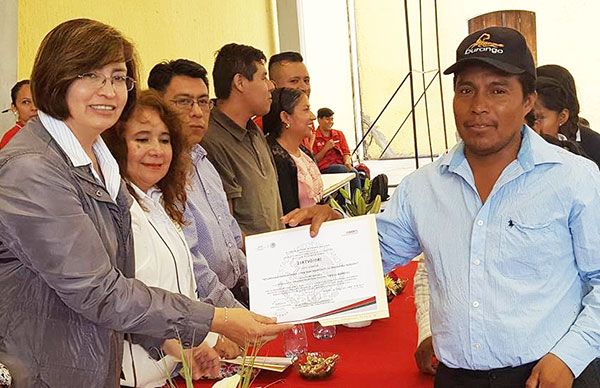  Entregan becas y claves escolares de Conafe  