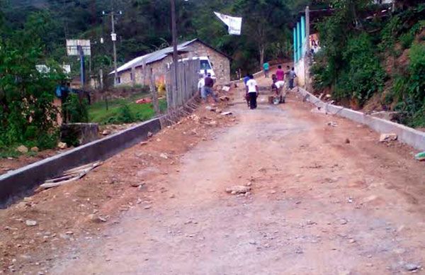  Avanza pavimentación en Tlacuilotepec