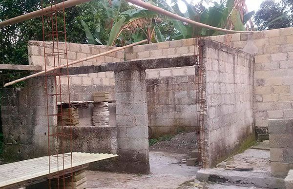 Agradece habitante de Amatetel trabajo de diputados antorchistas