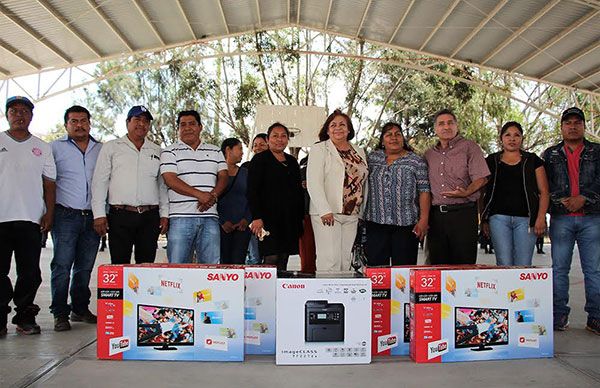 Entrega comuna apoyo a escuela de Chalchihuapan 
