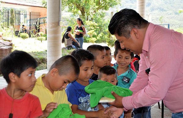  El presidente de Huitzilan, Manuel Hernández Pasión, entregó libros y playeras a los estudiantes del preescolar 