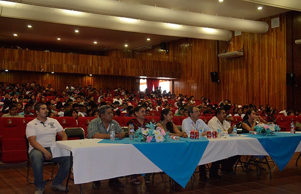  Felicita alcaldesa de Teco a estudiantes del ITT