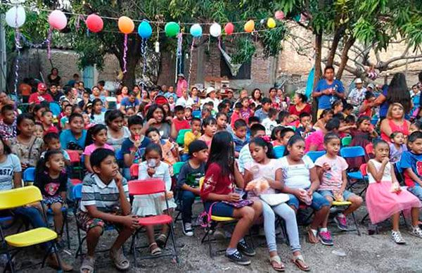 Festeja Antorcha a los niños en Tulcingo