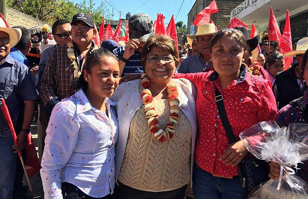 Entrega Hersilia Córdova electrificación y apoyos en Tochimilco