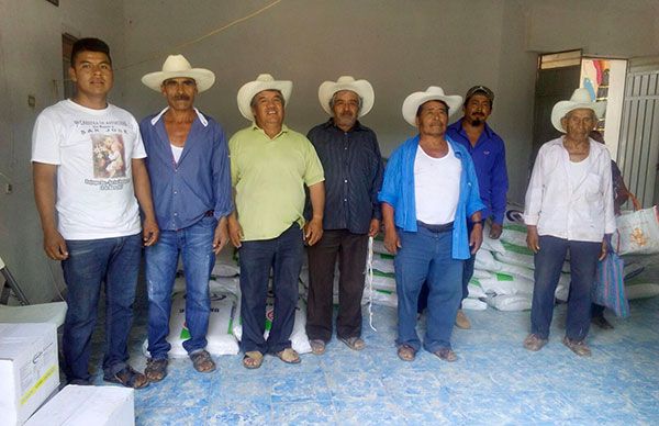Beneficia Antorcha con fertilizante en Texcalapa