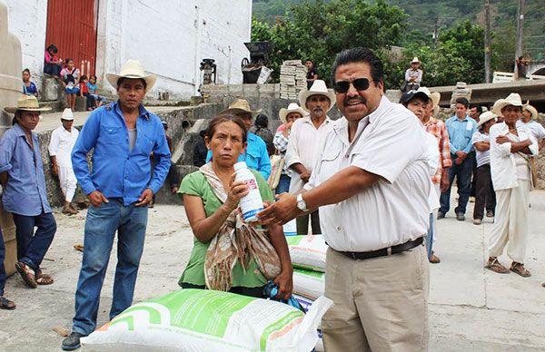 Entregan más fertilizante a campesinos de Huitzilan   