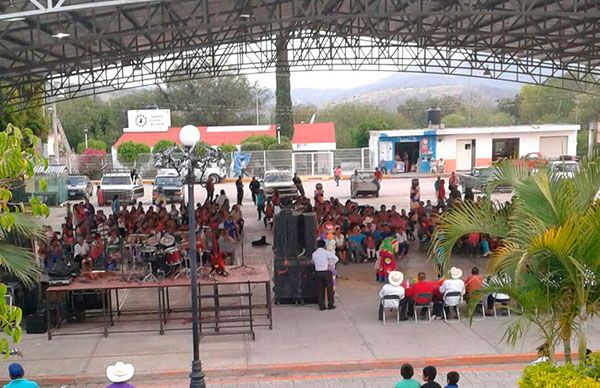 Festejan a las mamás y a los niños en Cuayuca