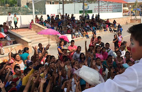 Festejan a los niños en Ahuatempan