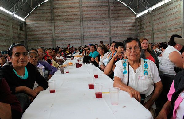 Festejan a las mamás de Ixcaquixtla