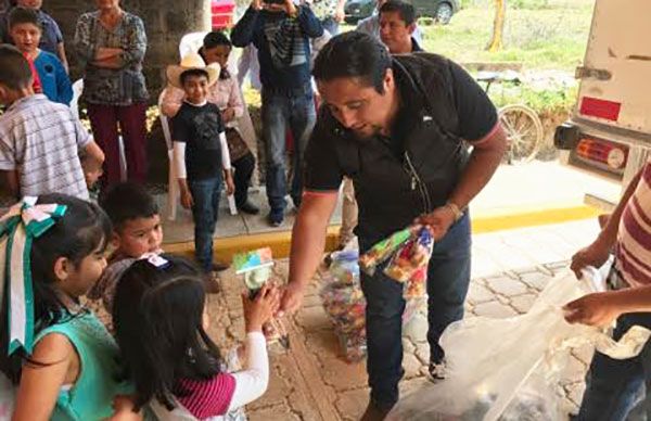 Llevan sonrisas a miles de niños en Huauchinango