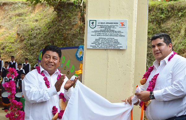 Agradecen estudiantes de San Miguel del Progreso a edil huitzilteco obra de techado