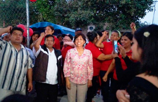 Inaugura Edith Villa techado en Tepeyac