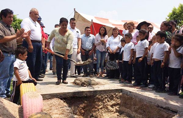  Arranca techumbre en Jardín de Niños de Atencingo