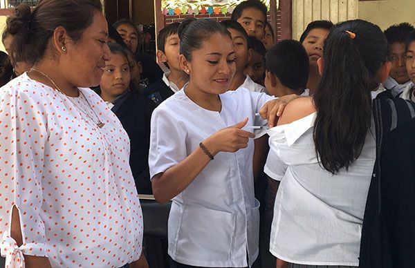 Aplican vacunas a niños de Ocoyucan