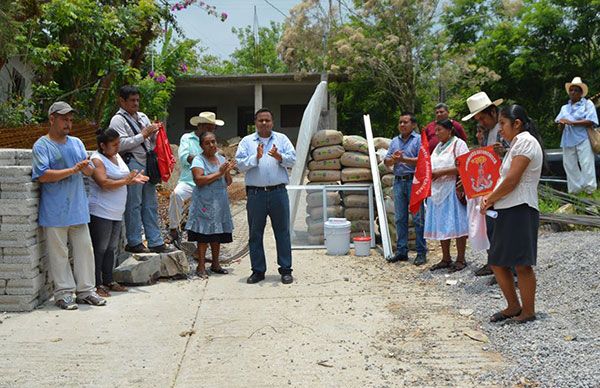 Entrega Antorcha en Huehuetla paquetes de materiales para la construcción
