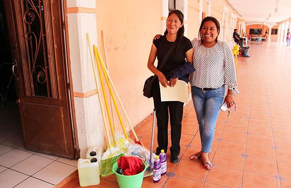Entrega regidora de salud material de apoyo