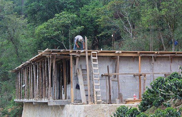  Construyen aulas en bachillerato de Zoyotla 